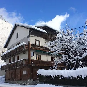 chambre-dhote-la-tour-du-merle.hotels-rhonealpes.com/